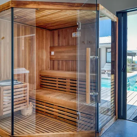 Вилла Villa Oceans Oceanfront Pool Spa Sleeps 15 In Bretignolles Sur Mer