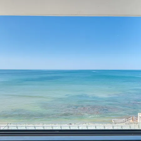 Oceans Oceanfront Pool Sleeps 15 In Sur Brétignolles-sur-Mer